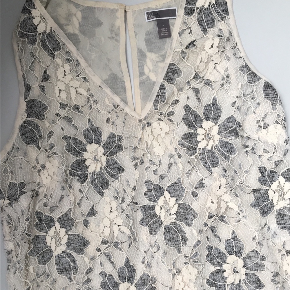 Blk/wht  lace v neck sleeveless top